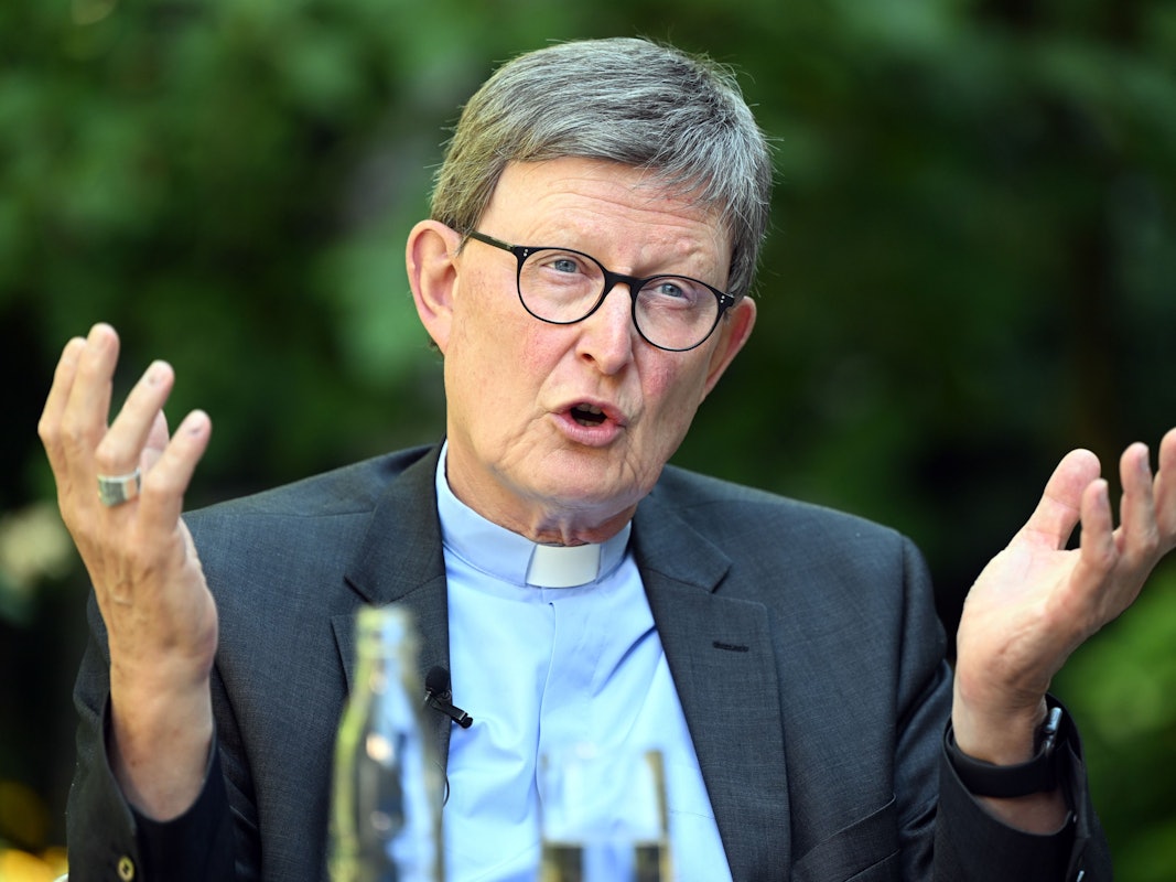 Rainer Maria Kardinal Woelki, Erzbischof von Köln, gestikuliert.