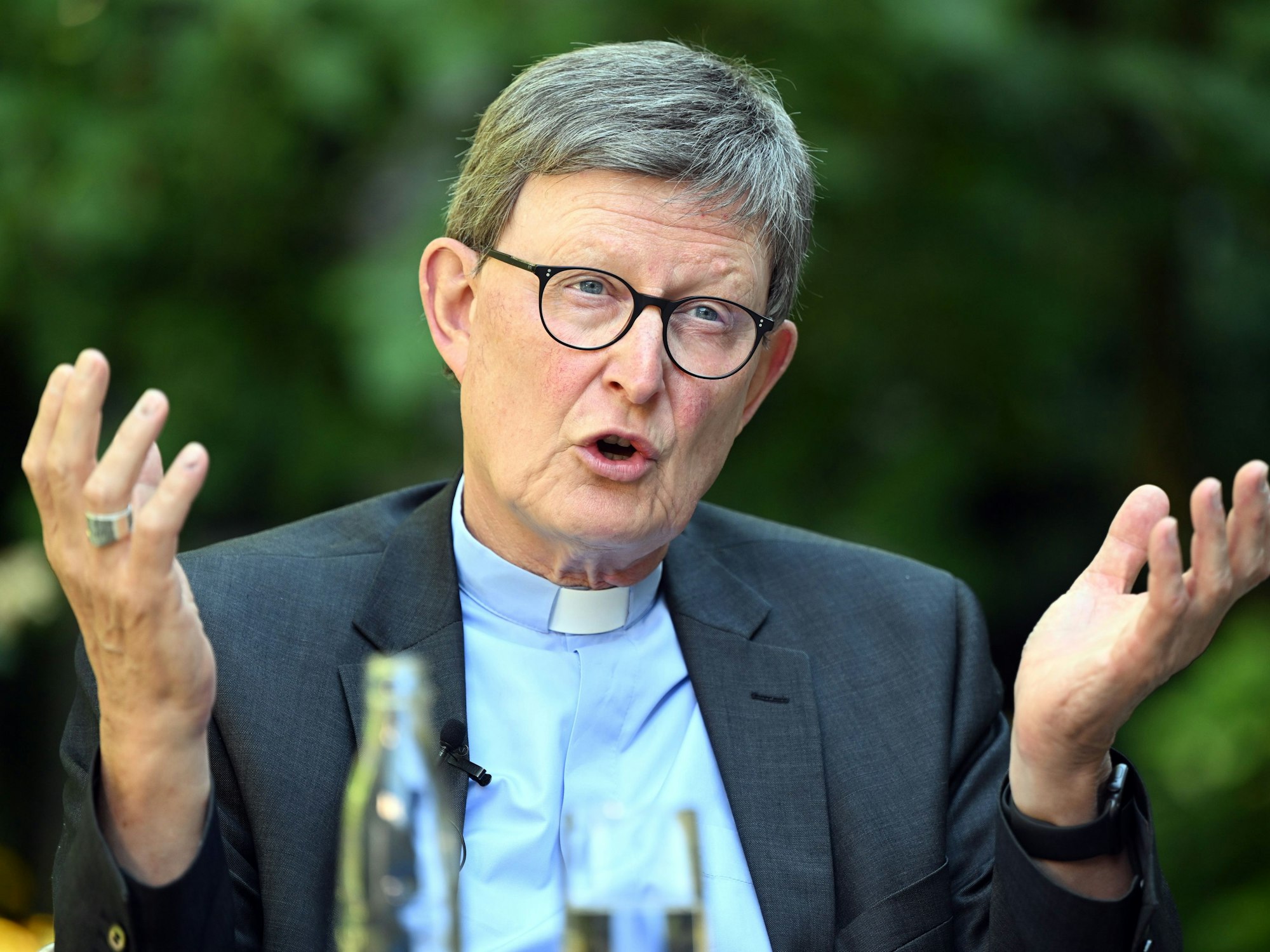 Rainer Maria Kardinal Woelki, Erzbischof von Köln, gestikuliert.