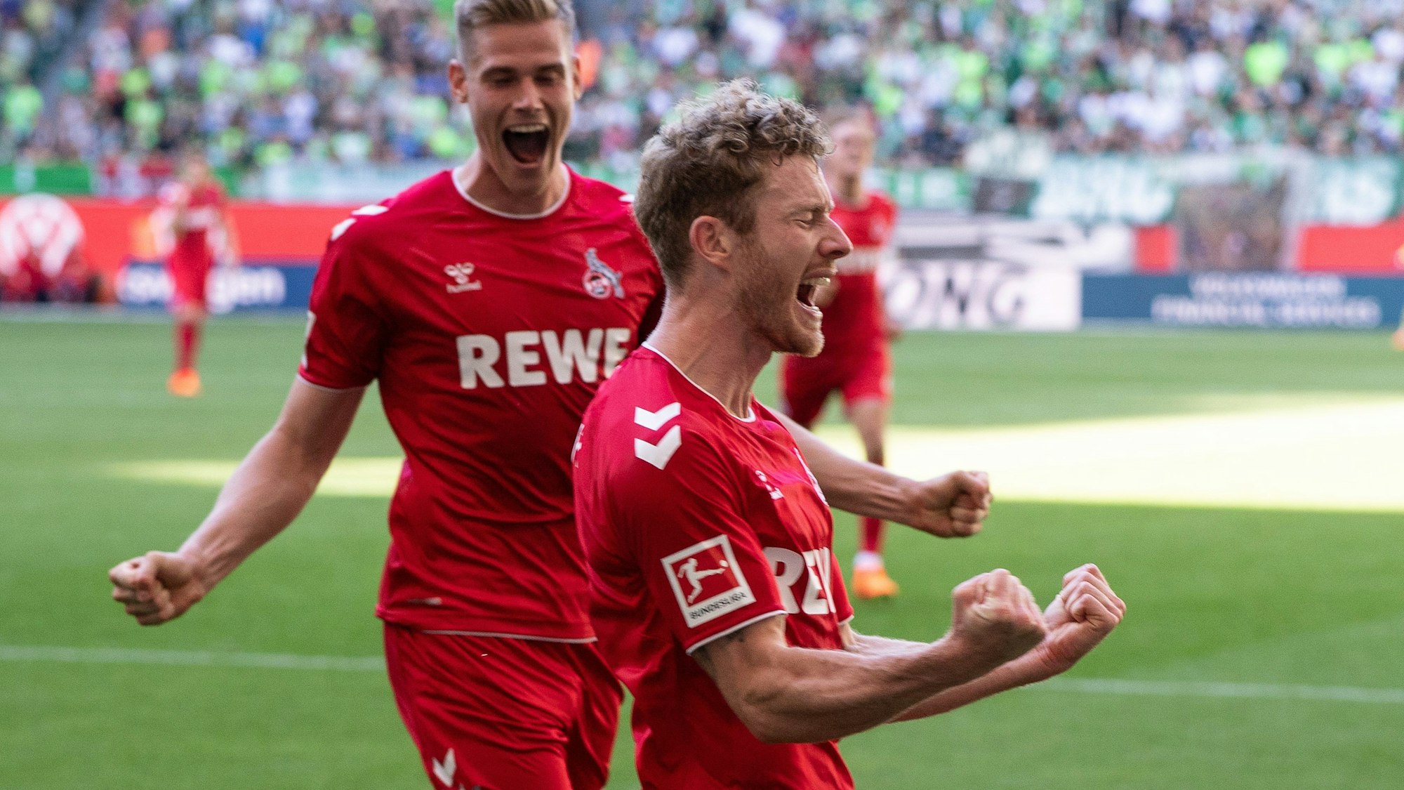 Kölns Florian Kainz jubelt über sein Elfmeter-Tor gegen den VfL Wolfsburg am 3. September 2022: Links: Steffen Tigges