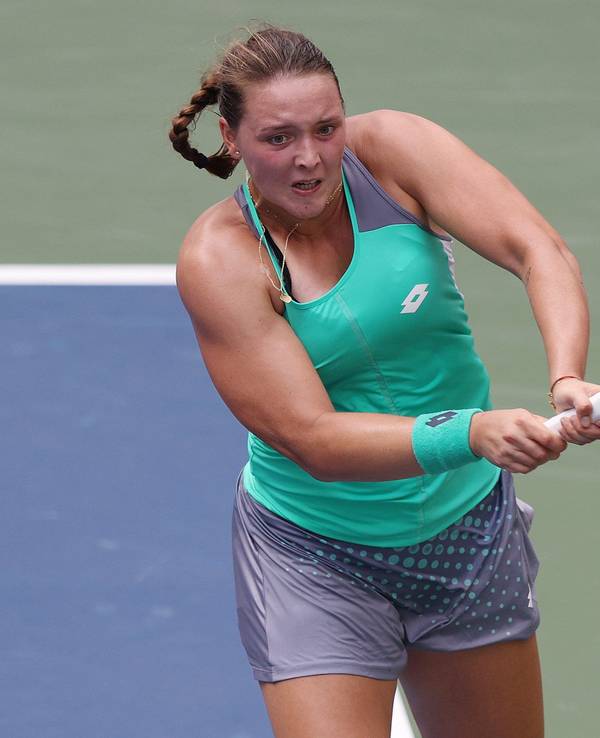 Jule Niemeier trifft den Tennisball.