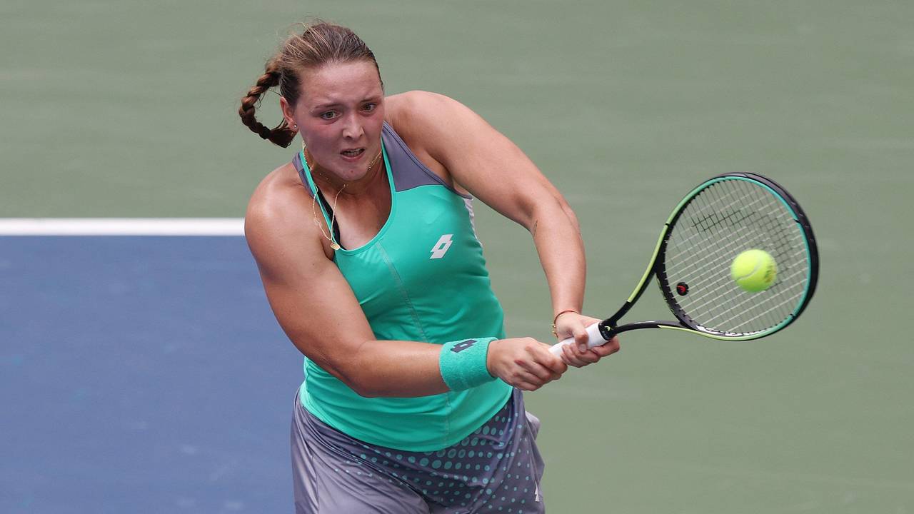 Jule Niemeier trifft den Tennisball.
