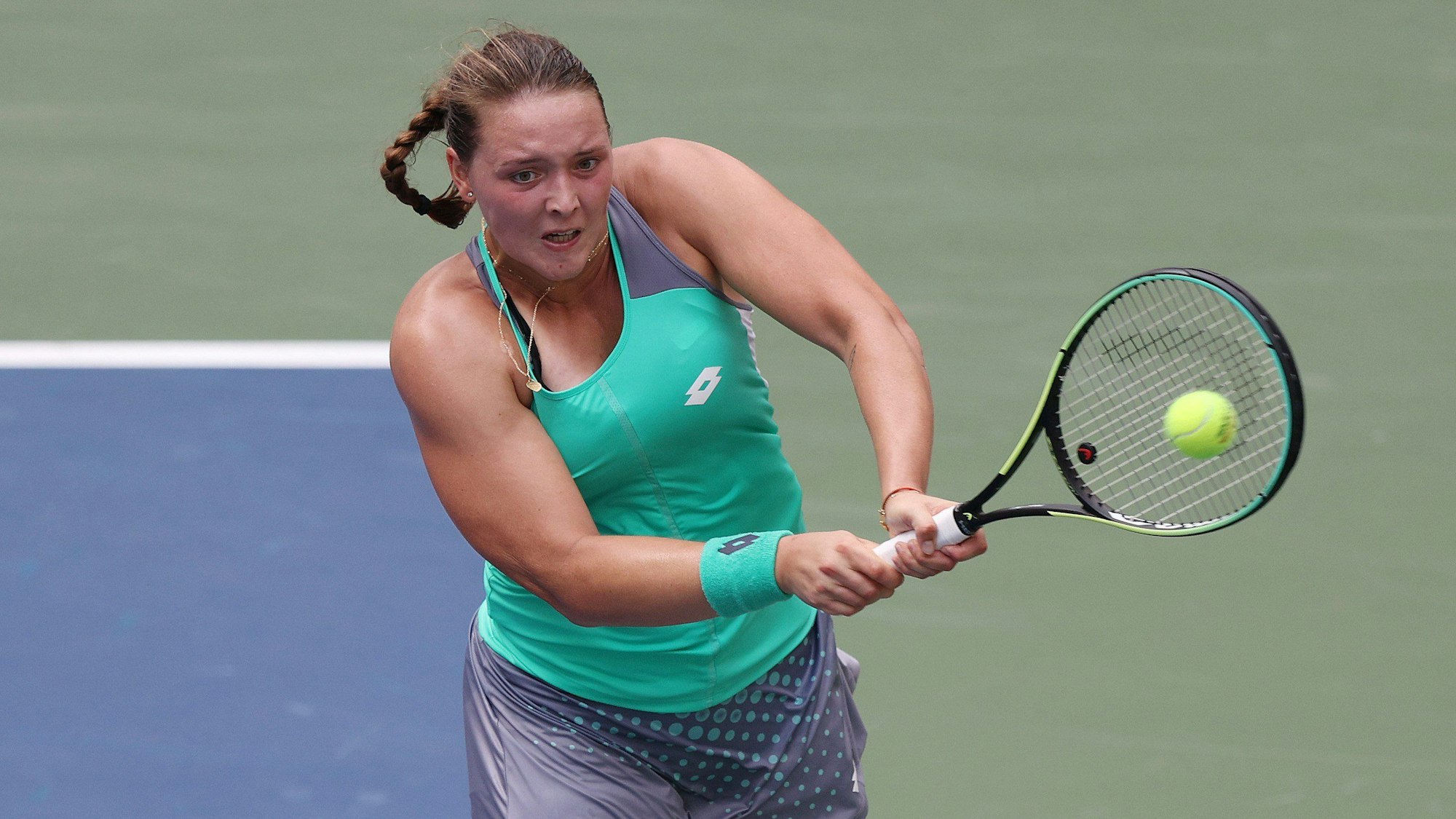 Jule Niemeier trifft den Tennisball.