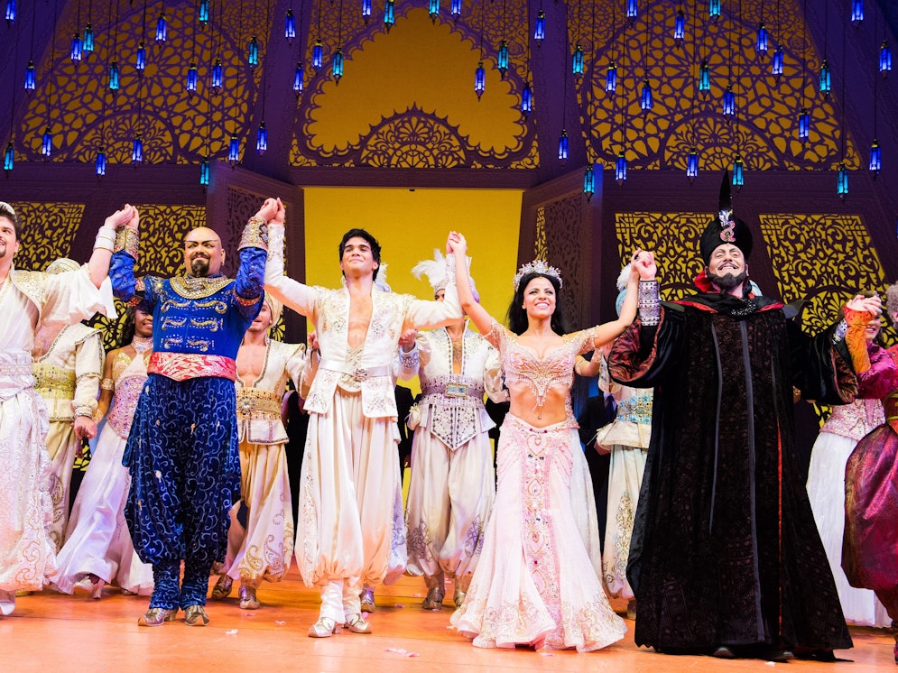 Premiere des Disney-Musicals „Aladdin“ im Dezember 2015 in Hamburg. Auf der Bühne stehen Hauptdarsteller Richard-Salvador Wolff (Dritter von rechts) und Myrthes Monteiro (Zweite von rechts).