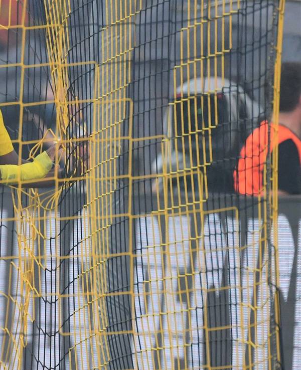 Anthony Modeste steht nach einer vergebenen Chance im gegnerischen Tor und hadert.