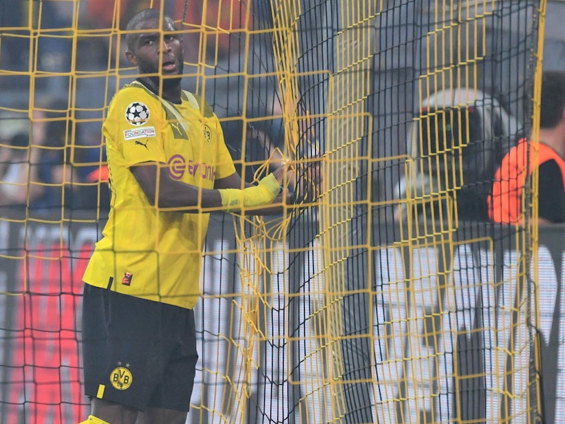 Anthony Modeste steht nach einer vergebenen Chance im gegnerischen Tor und hadert.