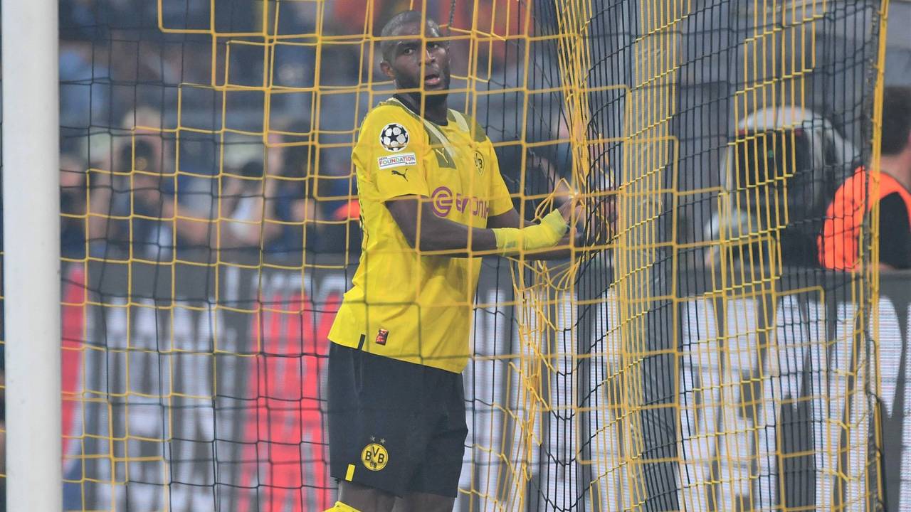Anthony Modeste steht nach einer vergebenen Chance im gegnerischen Tor und hadert.