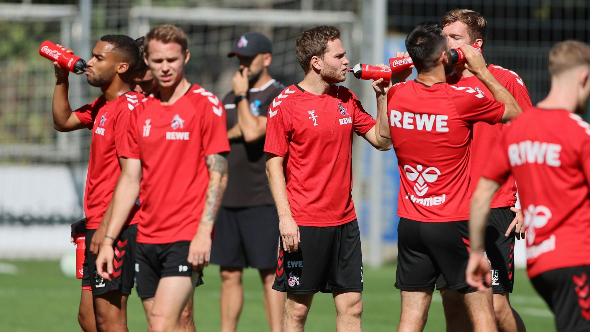 Benno Schmitz (M.) hat sich schnell von seiner Verletzung erholt, trainierte am Dienstag (6. September 2022) schon wieder mit der Mannschaft.