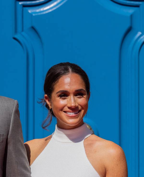 Der britische Prinz Harry, Herzog von Sussex, und seine Frau Meghan, Herzogin von Sussex, kommen vor dem Rathaus an.