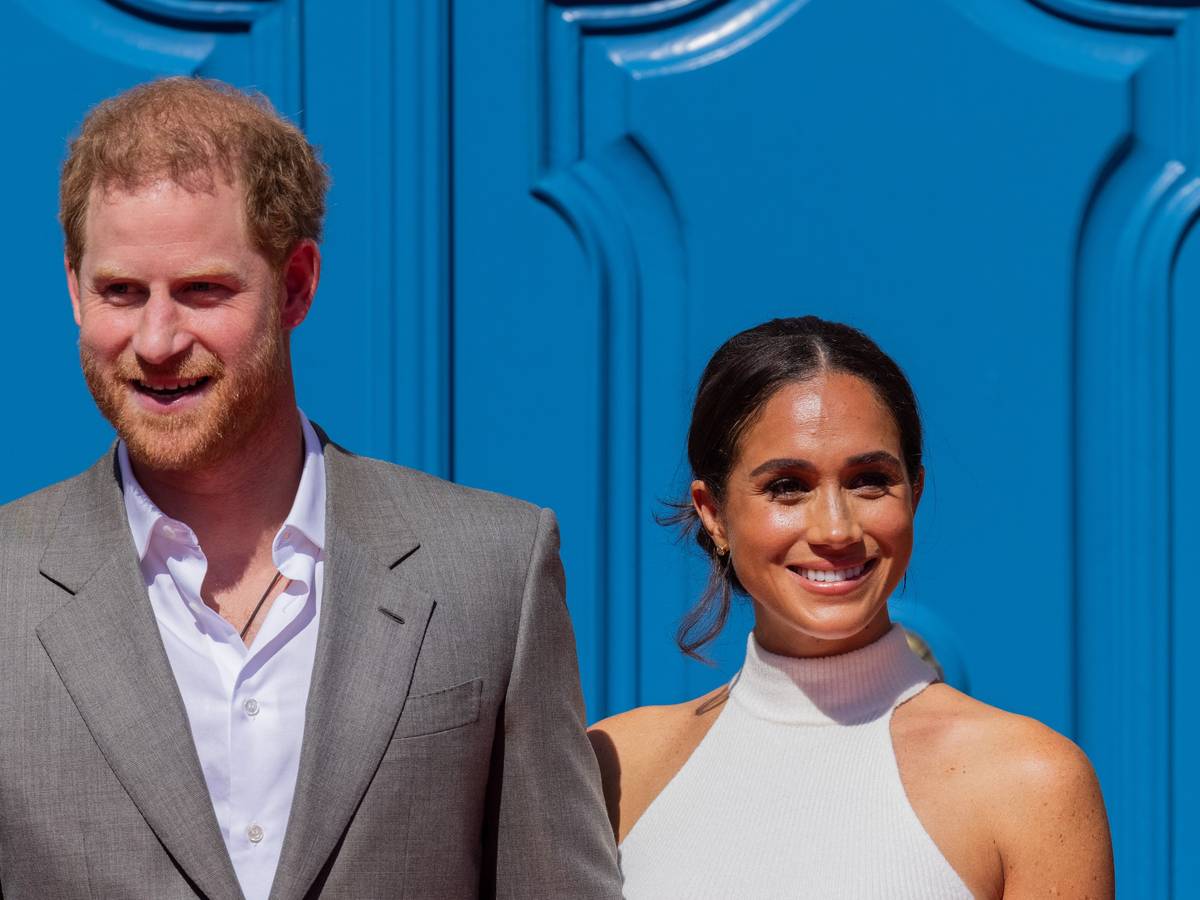 Der britische Prinz Harry, Herzog von Sussex, und seine Frau Meghan, Herzogin von Sussex, kommen vor dem Rathaus an.