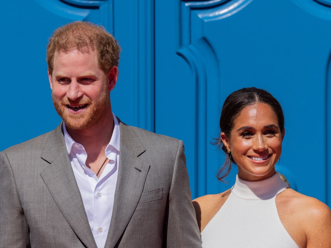 Der britische Prinz Harry, Herzog von Sussex, und seine Frau Meghan, Herzogin von Sussex, kommen vor dem Rathaus an.