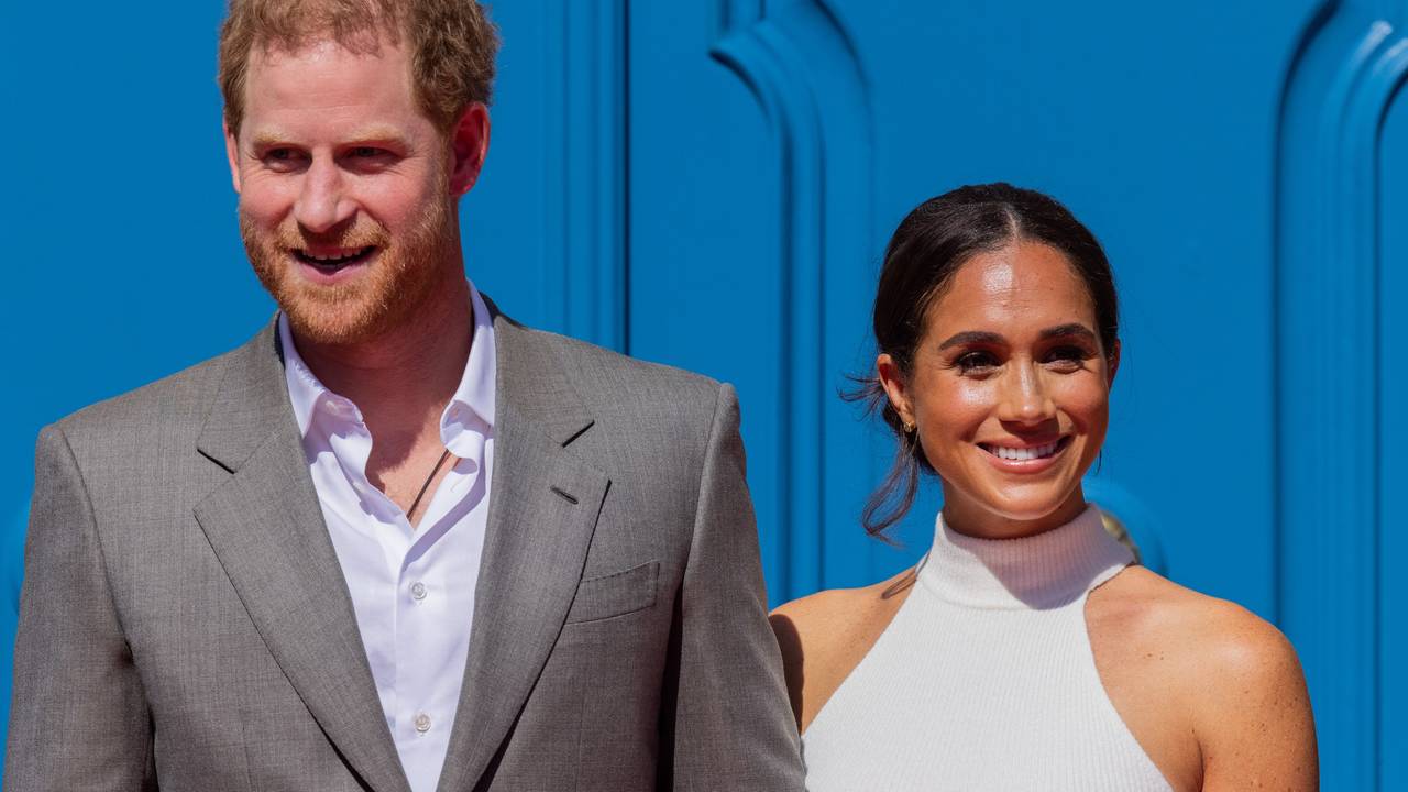 Der britische Prinz Harry, Herzog von Sussex, und seine Frau Meghan, Herzogin von Sussex, kommen vor dem Rathaus an.
