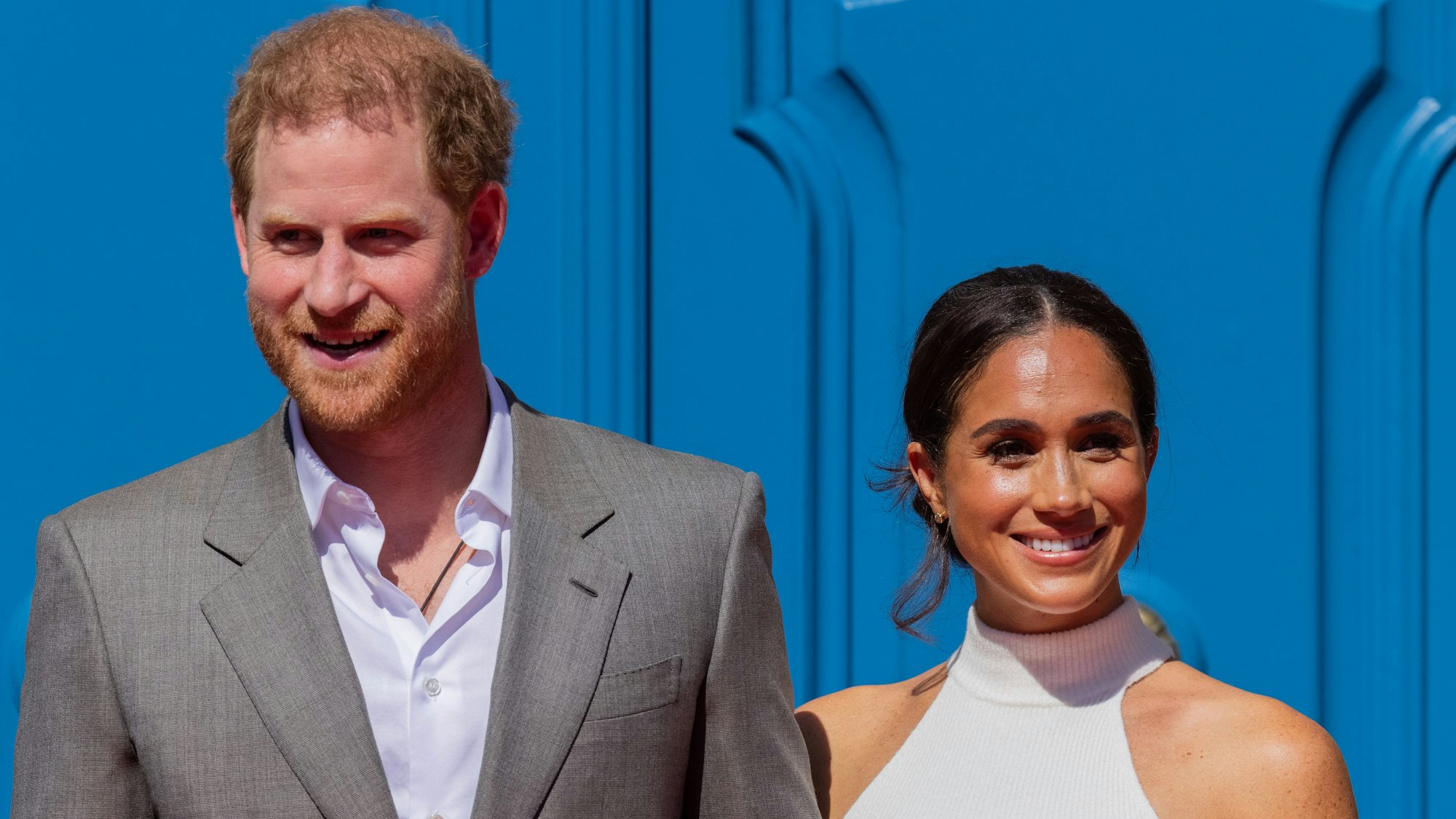 Der britische Prinz Harry, Herzog von Sussex, und seine Frau Meghan, Herzogin von Sussex, kommen vor dem Rathaus an.