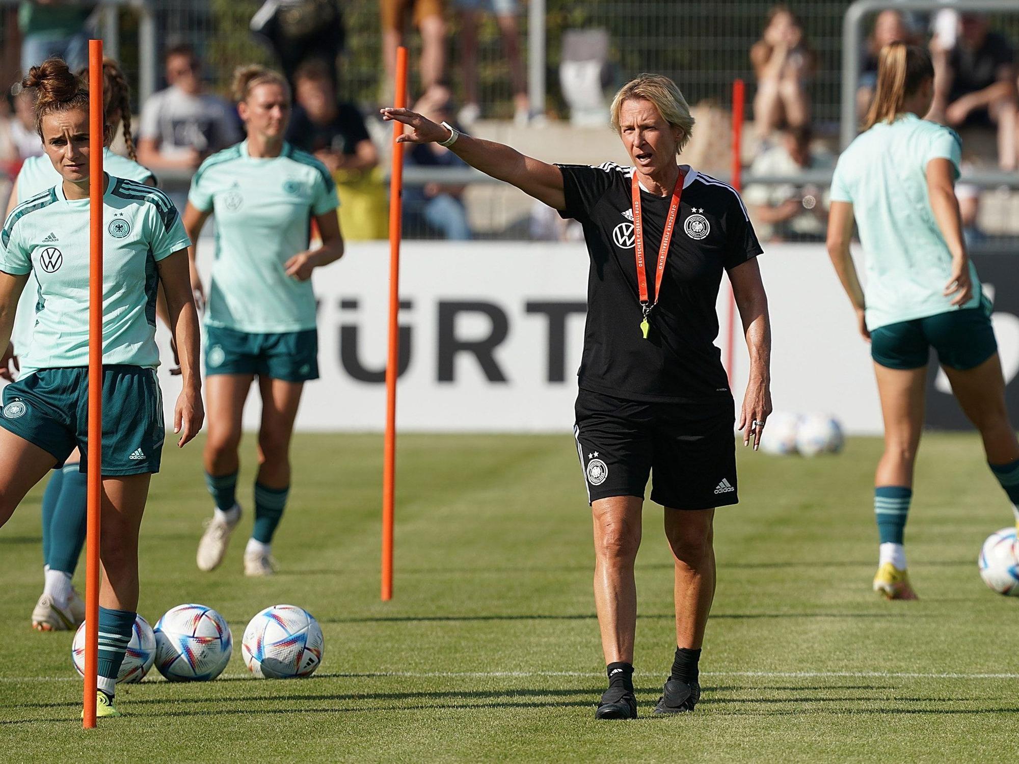 Öffentliches DFB-Training: Bundestrainerin Martina Voss-Tecklenburg aus Deutschland gibt Anweisungen an ihre Mannschaft.