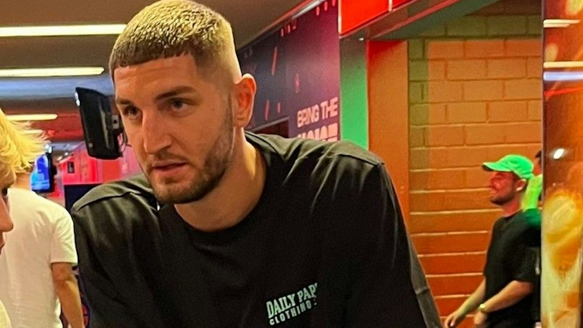 FC-Profi Jeff Chabot am Rande des Basketball-Spiels der EM in der Lanxess-Arena