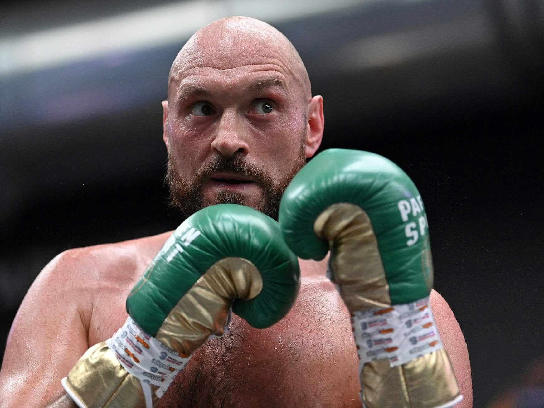 Der britische Boxer Tyson Fury hebt die Hände zur Deckung vor sein Kinn.