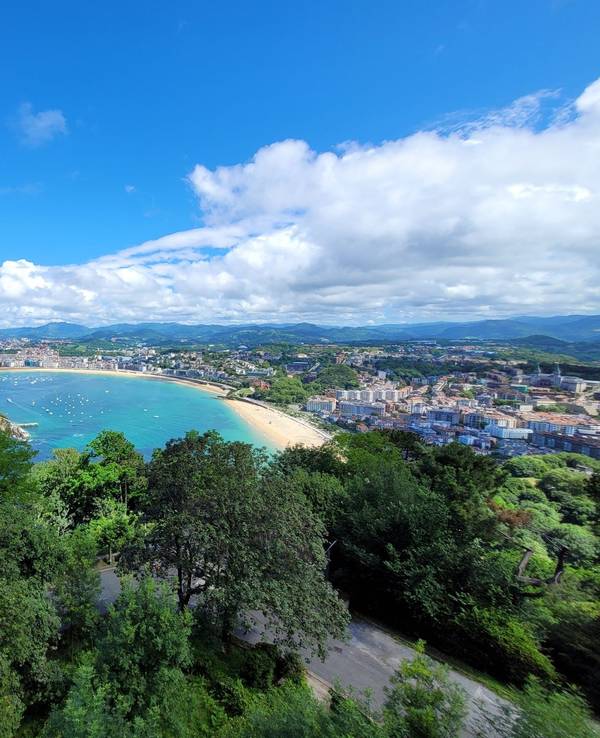 Blick vom Igueldo aus auf die Bucht vor San Sebastián mit dem breiten weißen Sandstrand von La Concha.
