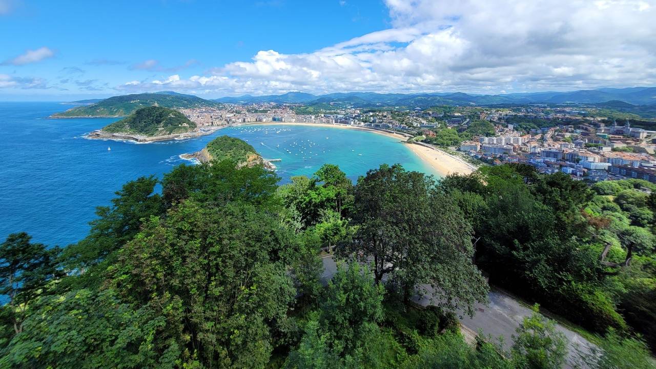 Blick vom Igueldo aus auf die Bucht vor San Sebastián mit dem breiten weißen Sandstrand von La Concha.