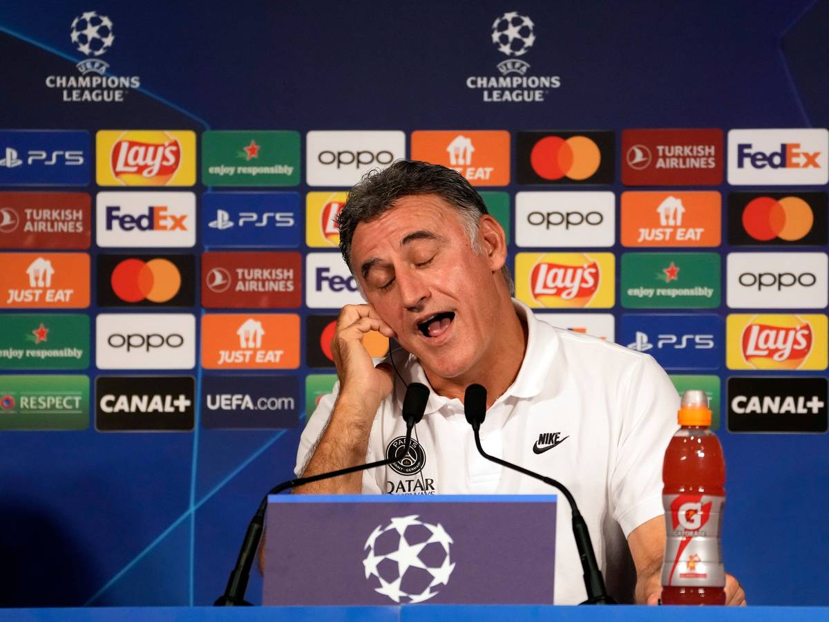 Christophe Galtier, Trainer von Paris St. Germain, schließt bei einer PK die Augen.