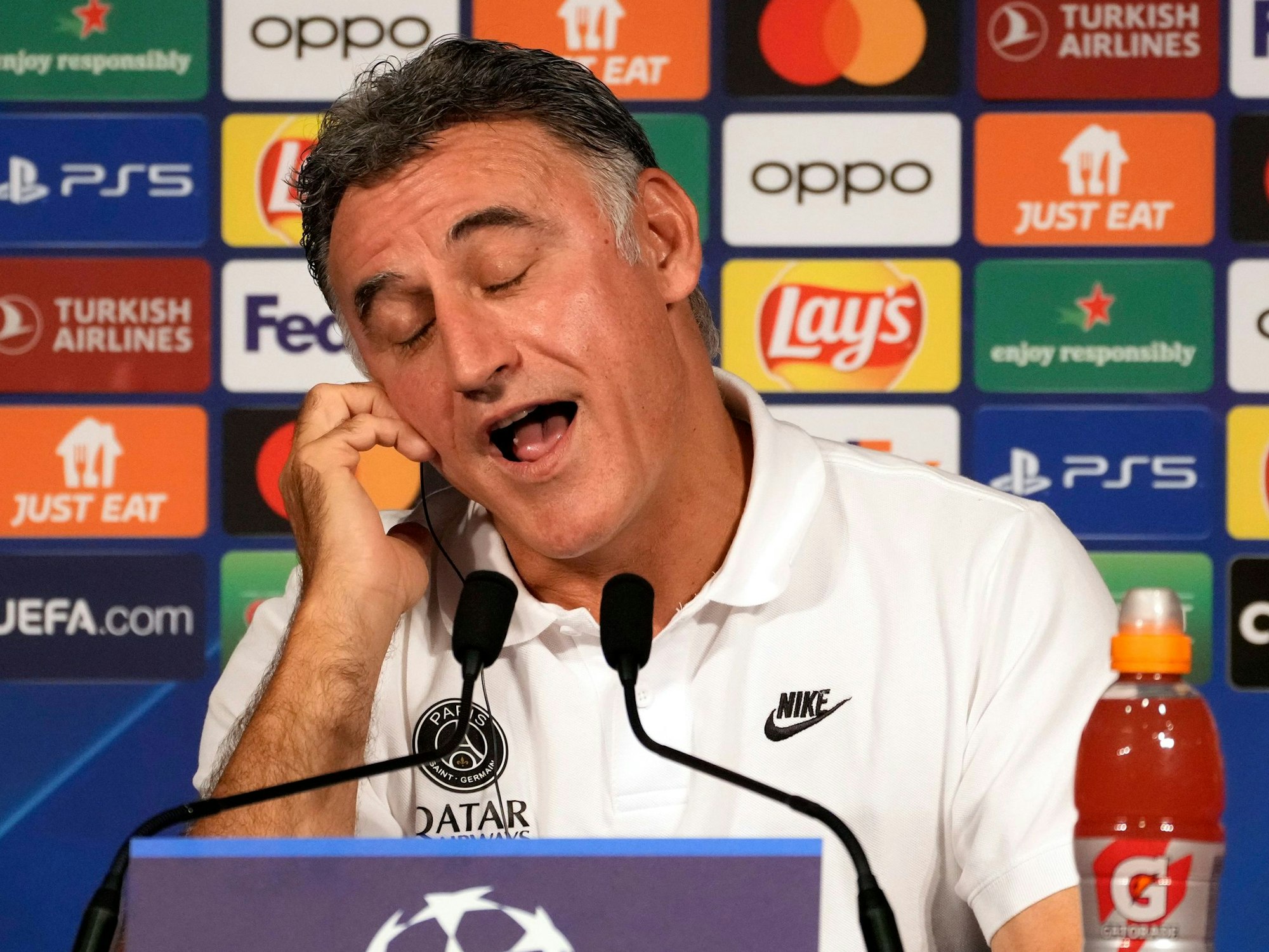 Christophe Galtier, Trainer von Paris St. Germain, schließt bei einer PK die Augen.