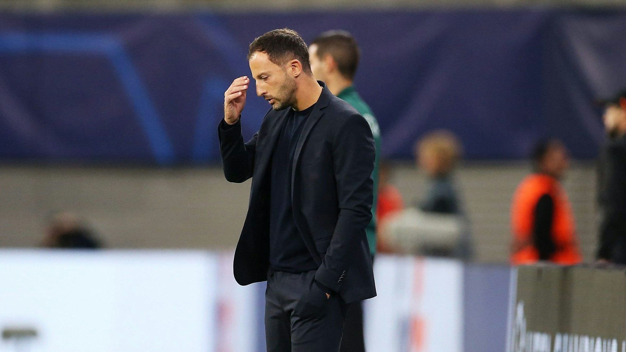 Domenico Tedesco verfolgt das CL-Debakel mit RB Leipzig gegen Schachtar Donezk fassungslos am Spielfeldrand.