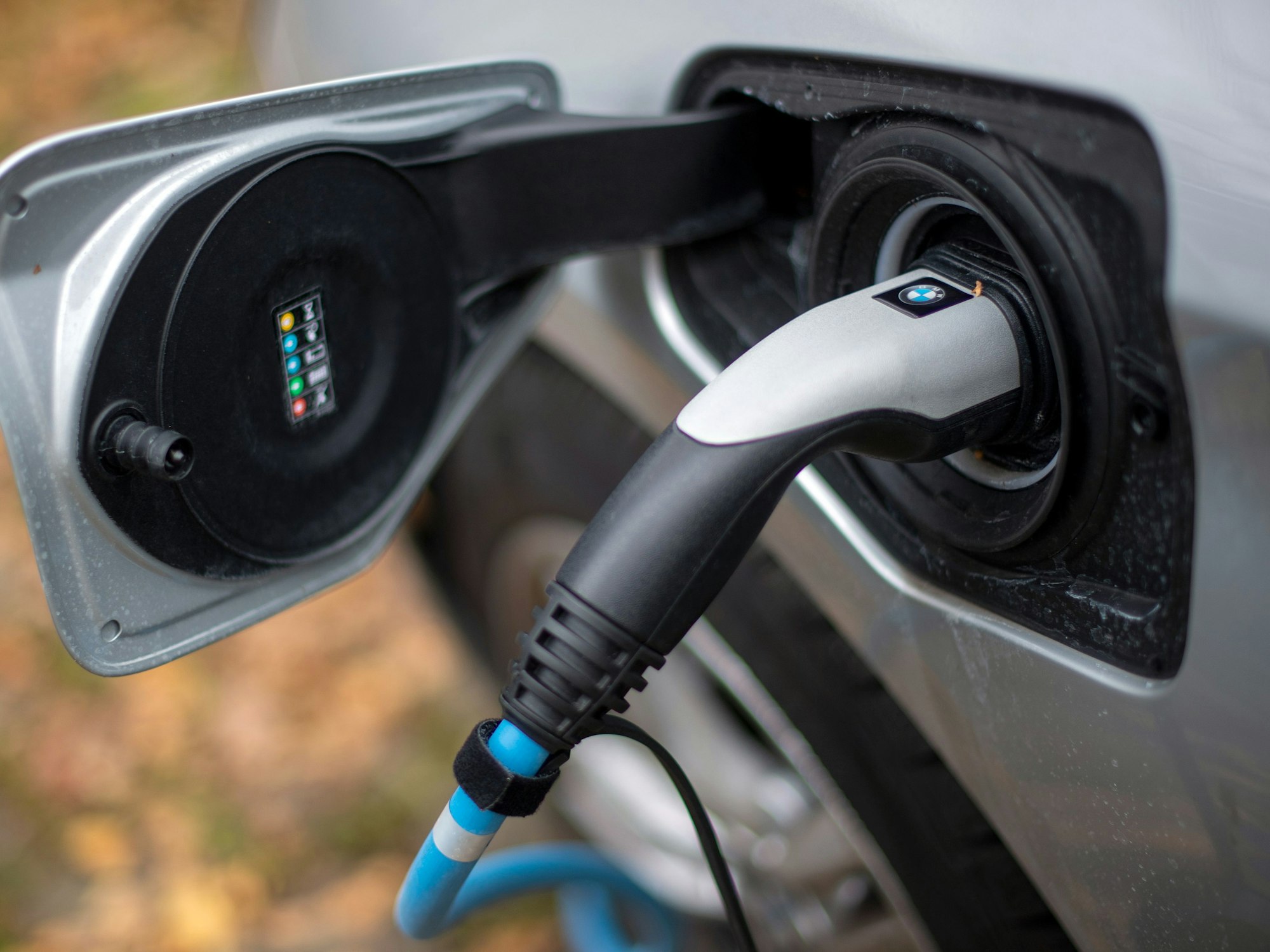 Ein Elektroauto von BMW wird an einer Ladesäule geladen.