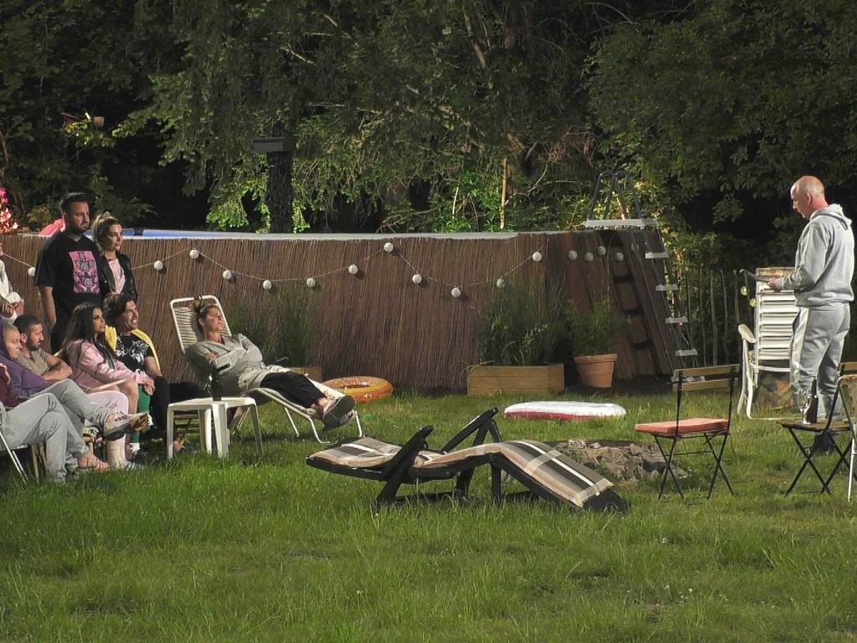 „Sommerhaus der Stars“ 2022: Die Stars beim Verlesen des Stimmungsbarometers.