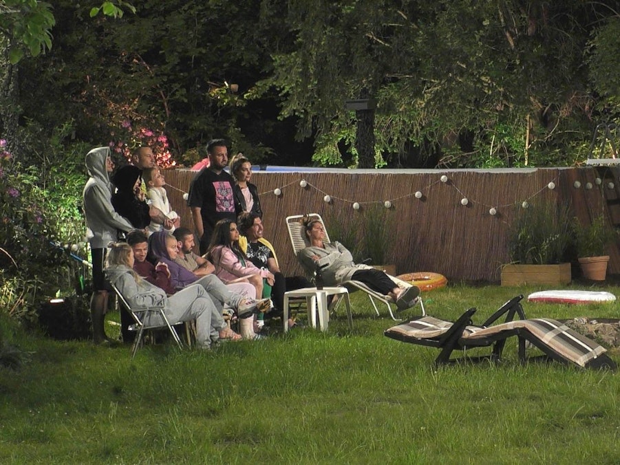 „Sommerhaus der Stars“ 2022: Die Stars beim Verlesen des Stimmungsbarometers.