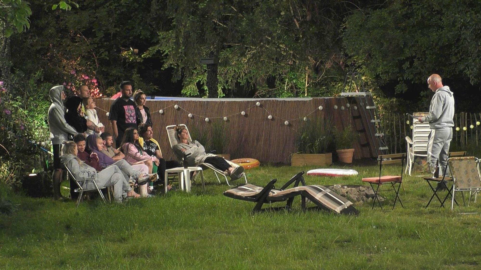 „Sommerhaus der Stars“ 2022: Die Stars beim Verlesen des Stimmungsbarometers.
