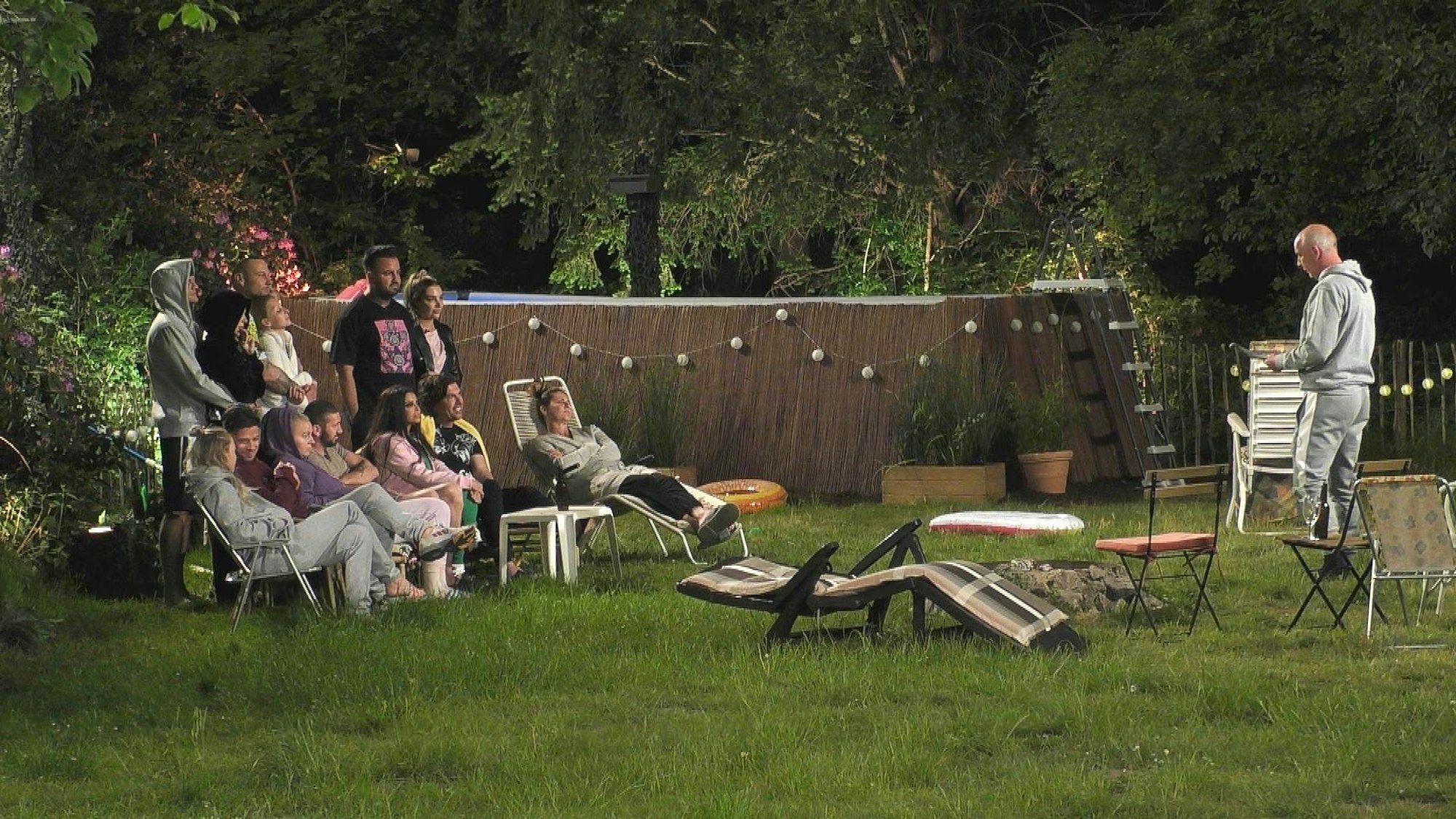 „Sommerhaus der Stars“ 2022: Die Stars beim Verlesen des Stimmungsbarometers.