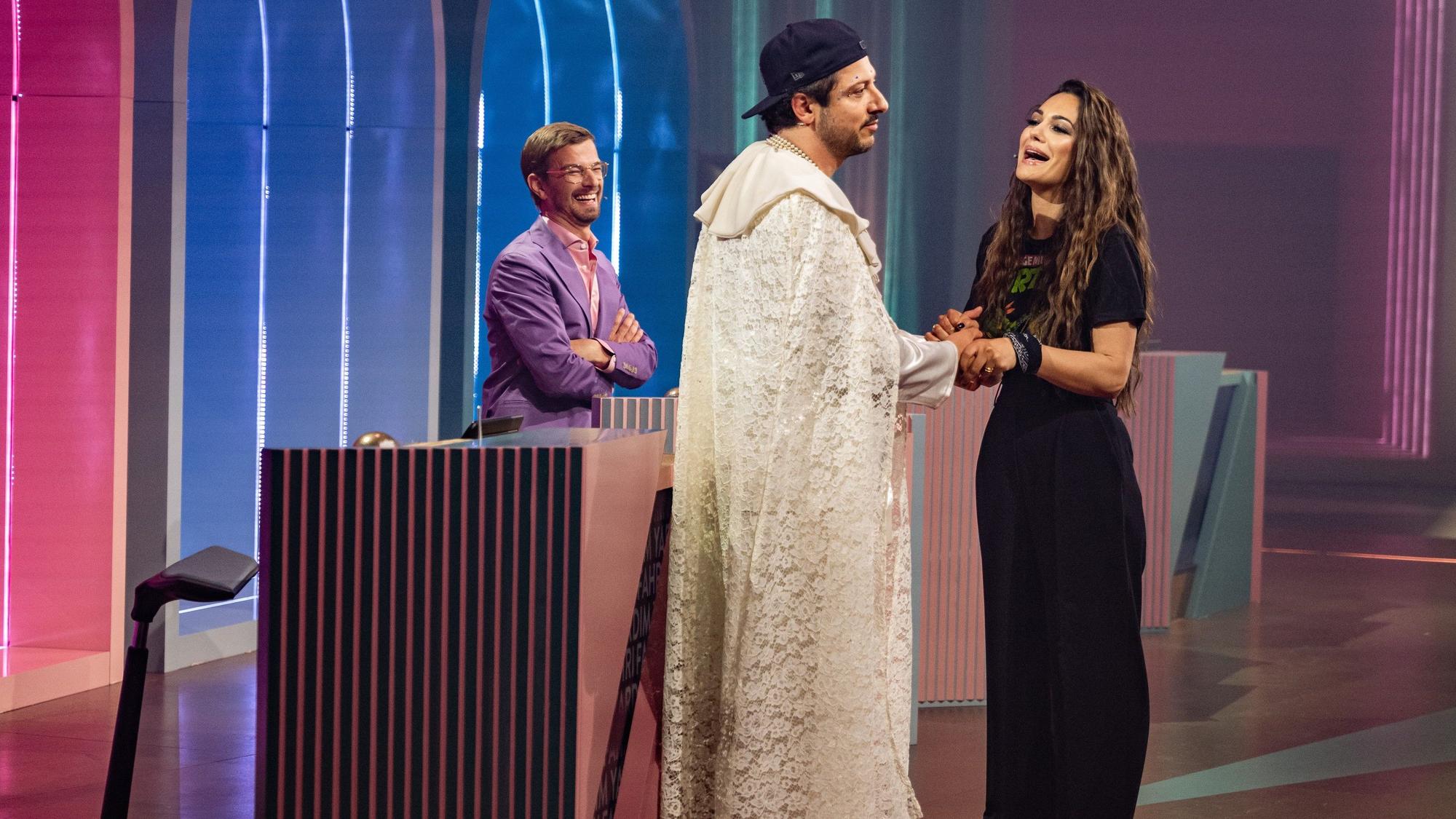 Fahri Yardim irritiert Neu-Moderatorin Nilam Farooq mit seinem Outfit bei „Wer stiehlt mir die Show?“ vom 6. September 2022.
