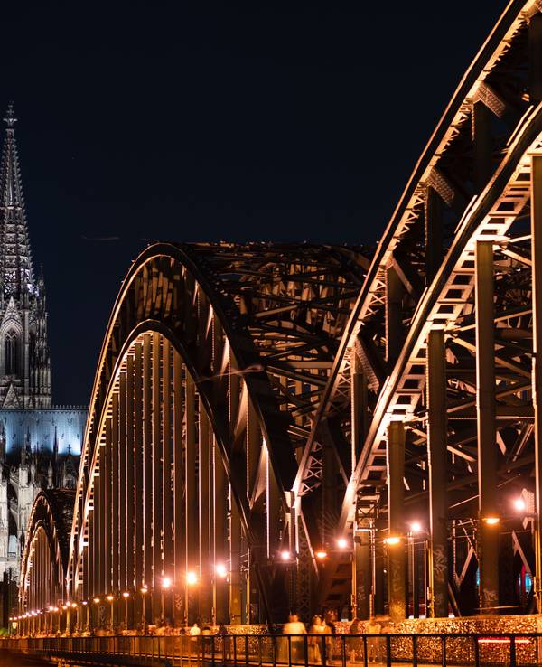 Der Kölner Dom wird angestrahlt.