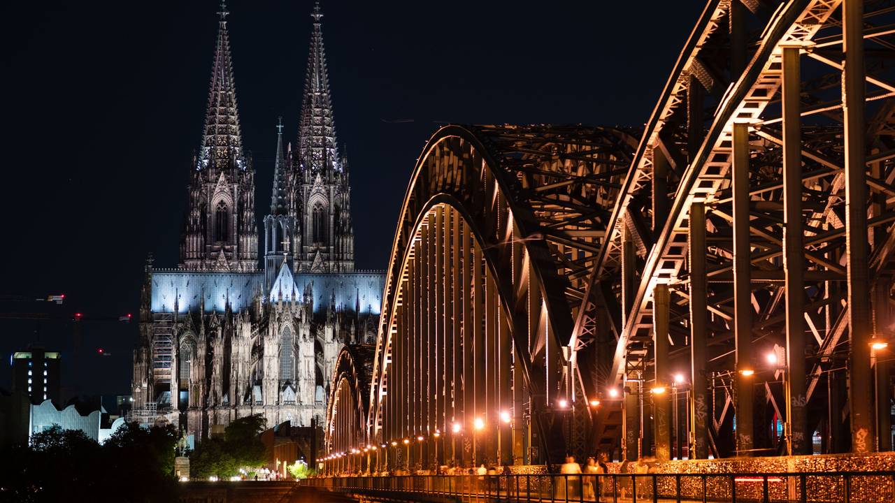 Der Kölner Dom wird angestrahlt.