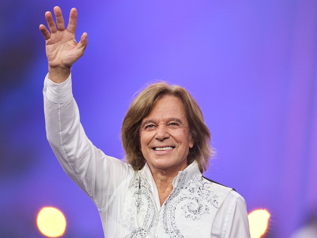 Schlagersänger Jürgen Drews winkt auf der Bühne.