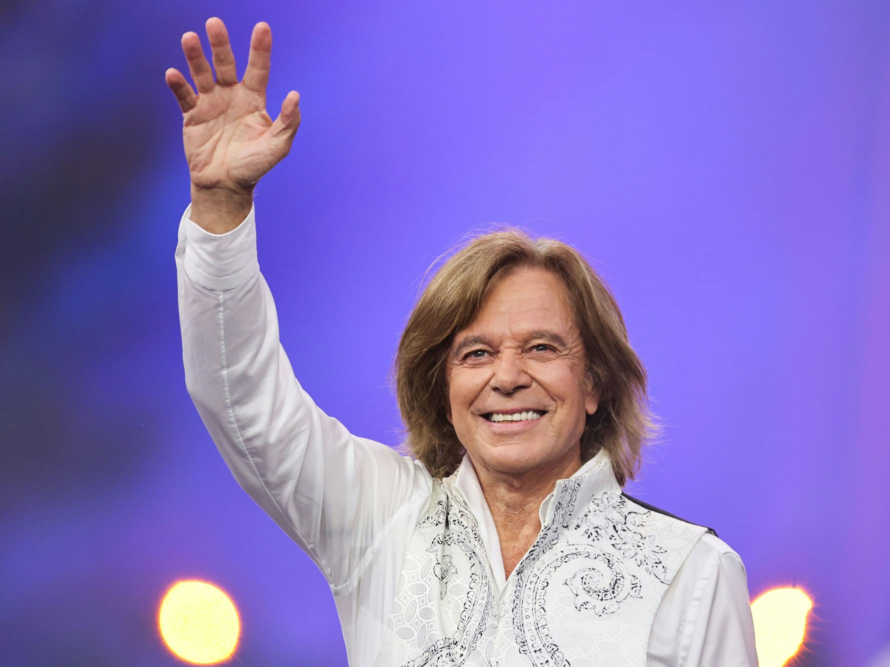 Schlagersänger Jürgen Drews winkt auf der Bühne.