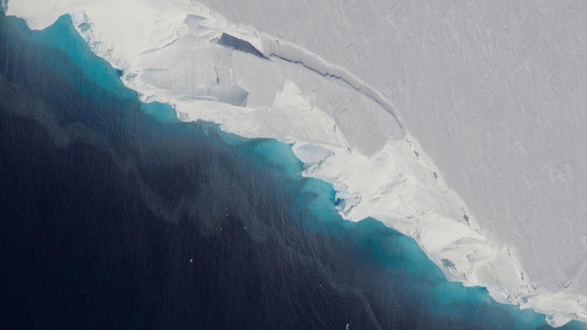 Der Thwaites-Gletscher auf einer undatierten Aufnahme, die aus der Luft gemacht wurde. Forschende warnen schon länger vor einem „dramatischen Wandel“ an dem gigantischen Gletscher in der Antarktis infolge der Erderwärmung.