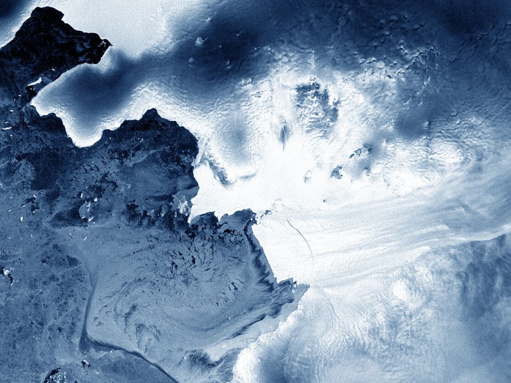 Das Satellitenbild der Esa von 2012 zeigt einen Blick auf den Pine-Island-Gletscher, der zusammen mit dem Thwaites-Gletscher wie eine Art Bremsklotz für den massiven und viel größeren westantarktischen Eisschild fungiert. Der Thwaites-Gletscher könnte schneller kollabieren als bisher angenommen.