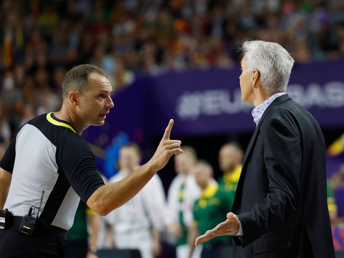 Gordon Herbert im Streitgespräch mit einem Schiedsrichter.