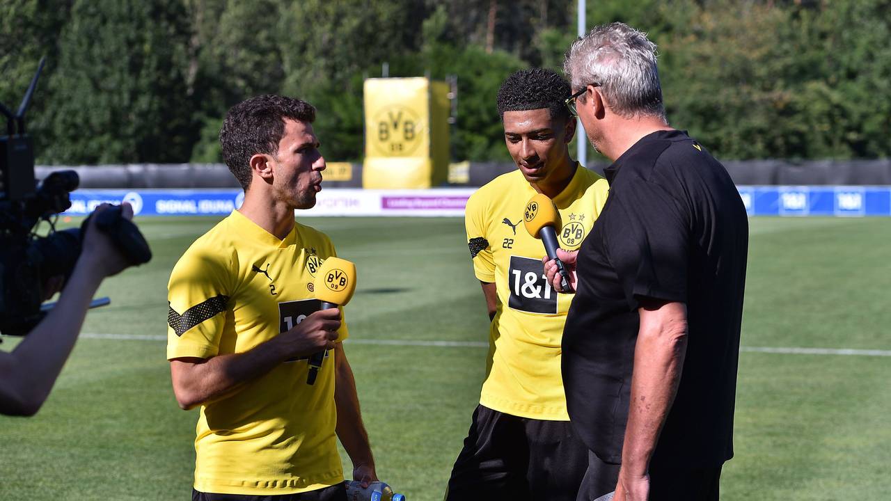 Mateu Morey, Jude Bellingham und Norbert „Nobby“ Dickel im Trainingslager.