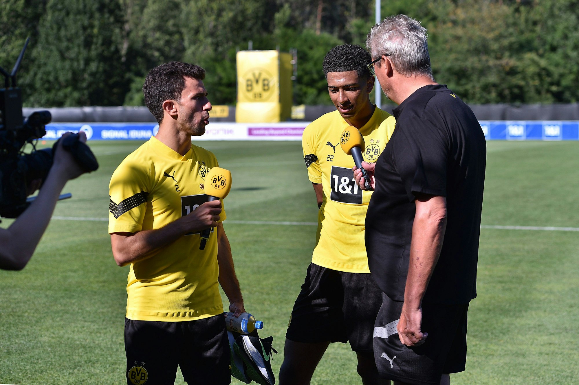 Mateu Morey, Jude Bellingham und Norbert „Nobby“ Dickel im Trainingslager.
