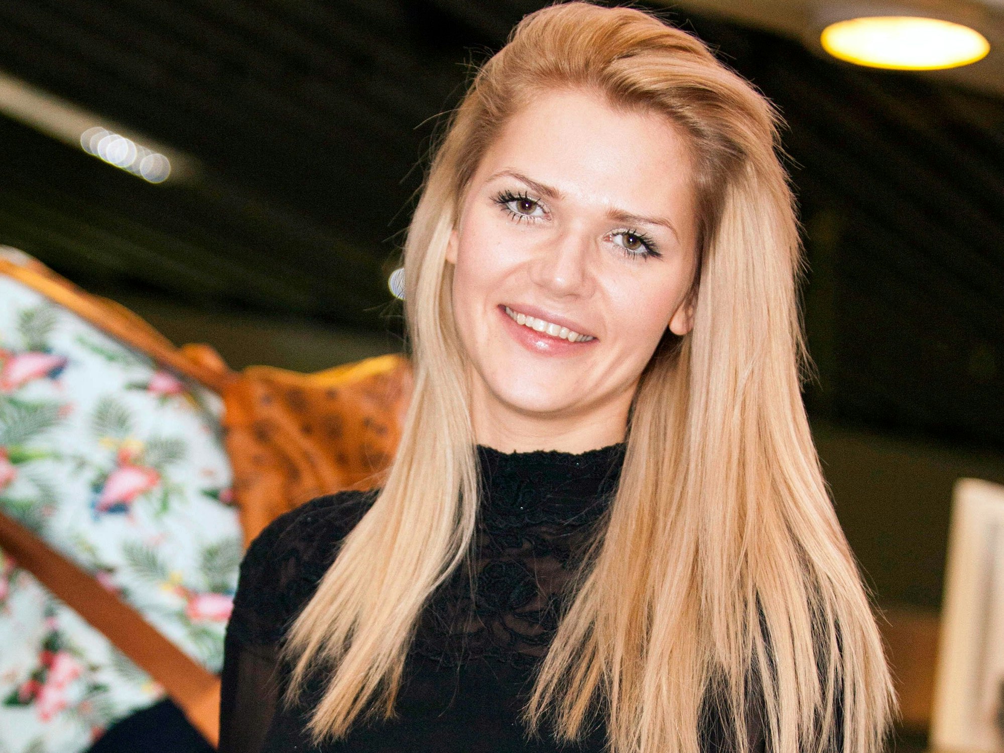 Sara Kulka posiert bei der Abreise der Kandidaten und Kandidatinnen der RTL-Dschungelcamp-Show „Ich bin ein Star – Holt mich hier raus“ nach Australien am Flughafen Frankfurt am Main.