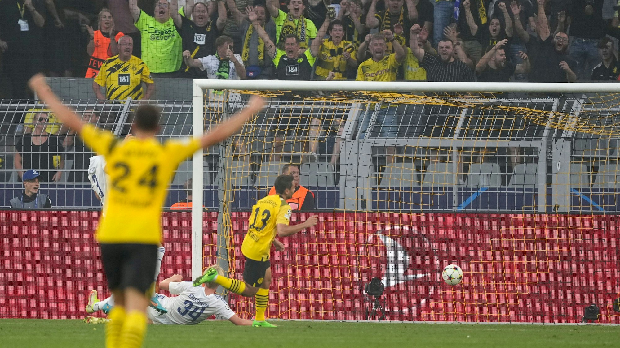 Raphael Guerreiro erzielt das 2:0 für Borussia Dortmund gegen den FC Kopenhagen, Thomas Meunier jubelt als entfernter Zuschauer.