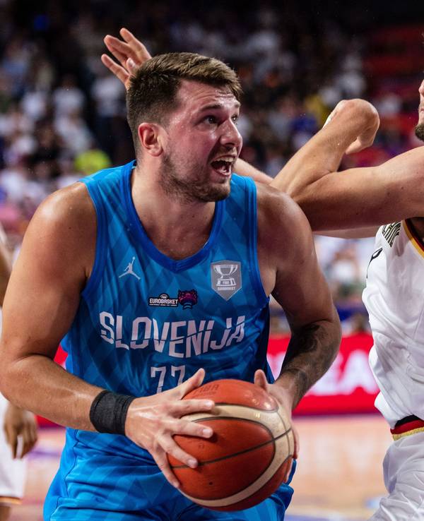 Sloweniens Luka Doncic (l) und Deutschlands Franz Wagner kämpfen um den Ball.