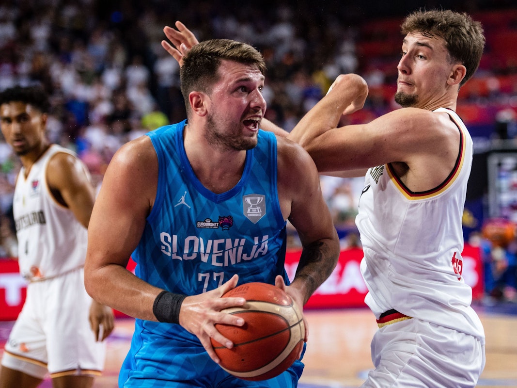 Sloweniens Luka Doncic (l) und Deutschlands Franz Wagner kämpfen um den Ball.