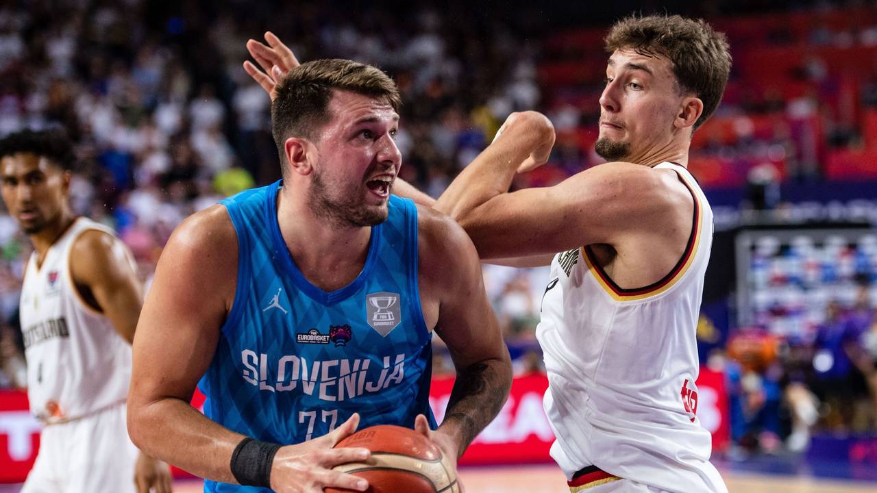 Sloweniens Luka Doncic (l) und Deutschlands Franz Wagner kämpfen um den Ball.