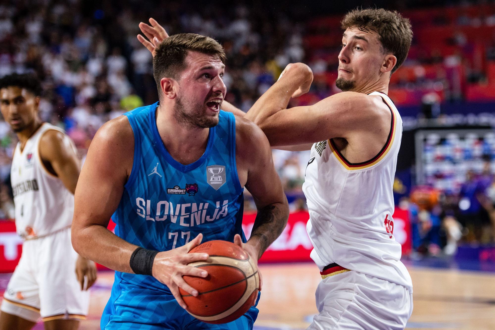 Sloweniens Luka Doncic (l) und Deutschlands Franz Wagner kämpfen um den Ball.