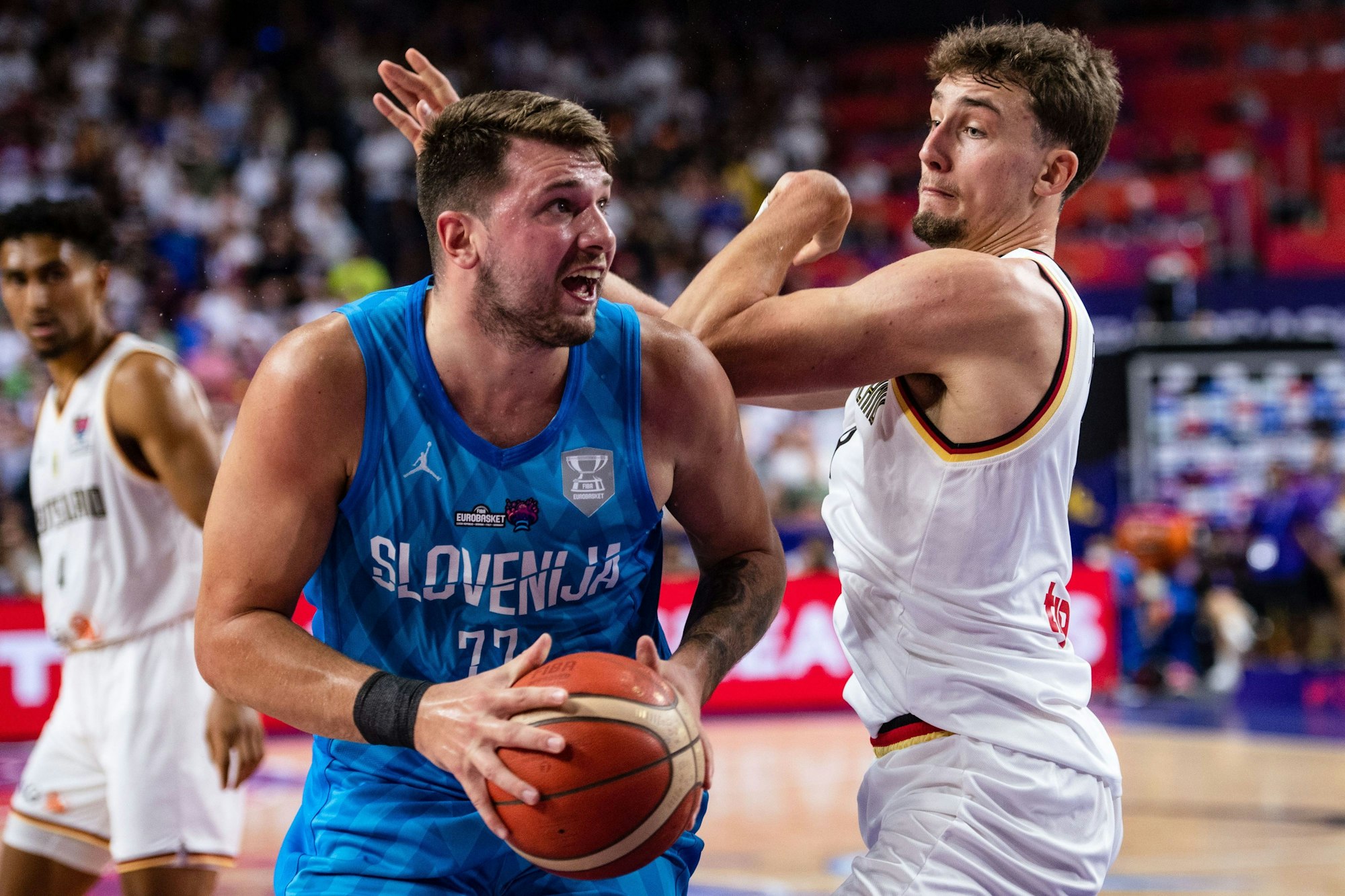 Sloweniens Luka Doncic (l) und Deutschlands Franz Wagner kämpfen um den Ball.
