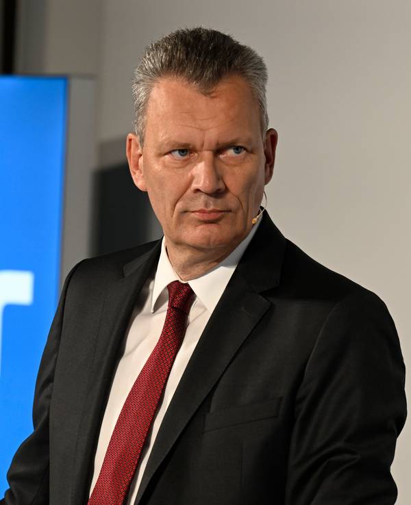 Klaus-Dieter Maubach, Vorstandsvorsitzender des Energieversorgers UNIPER, spricht in der Konzernzentrale über Hilfen vom Bund, damit eine sicher Gasversorgung gewährleistet sein wird.
