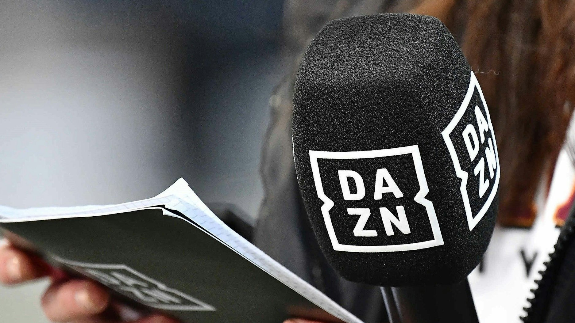 Das Symbolfoto zeigt Moderationskarten und ein Mikrofon mit dem Logo des Streaming-Dienstes.