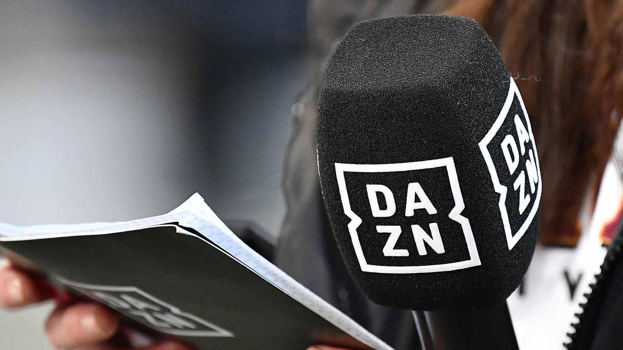 Das Symbolfoto zeigt Moderationskarten und ein Mikrofon mit dem Logo des Streaming-Dienstes.
