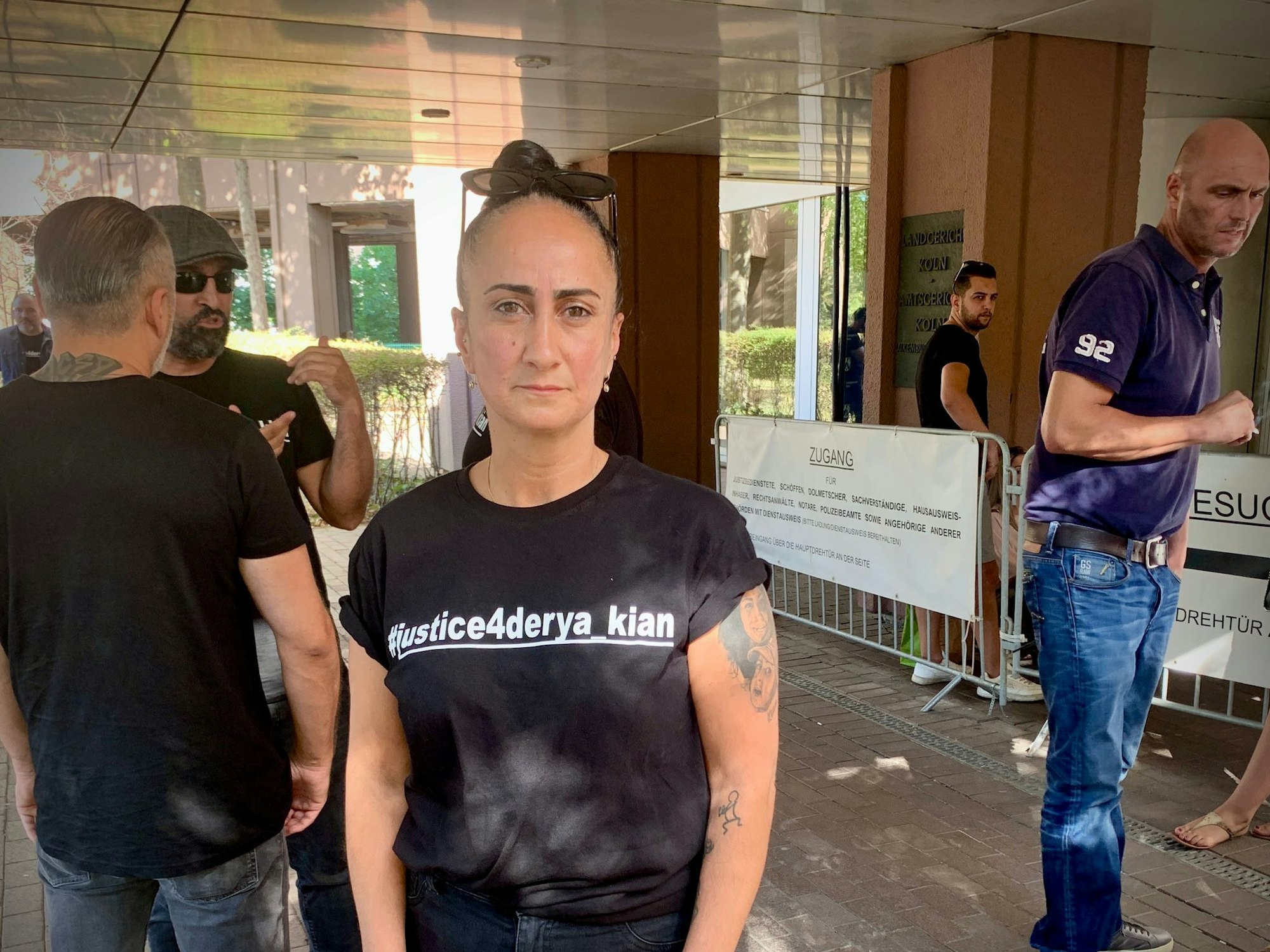 Maya Theißen steht vor dem Landgericht in Köln.